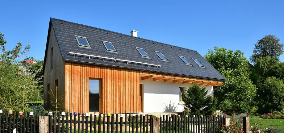 Kombinace střechy a fasády ve stylu black & white