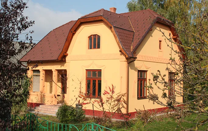 Konstrukce polovalbové střechy