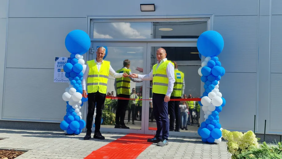 Thomas Casparie CEO BMI Group cuts ribbon at Sturovo